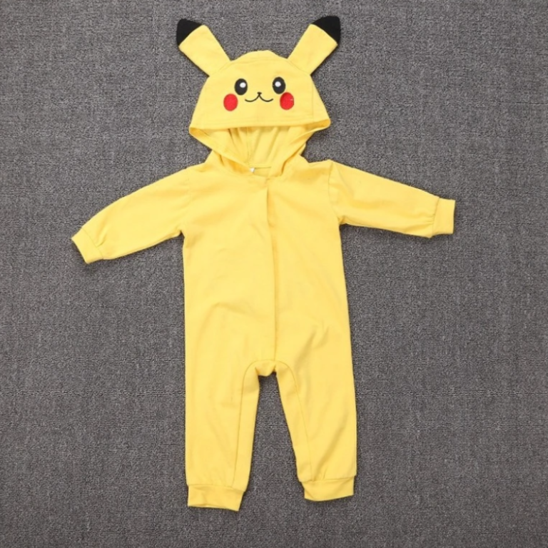 Un kigurumi Pikachu à manches longues pour bébés sur une moquette grise